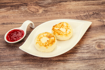 Cottage cheese pancakes with strawberry jam