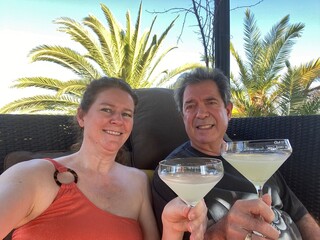 couple drinking cocktails on a tropical vacation