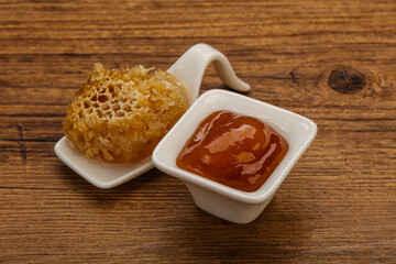 Natural honey in the bowl
