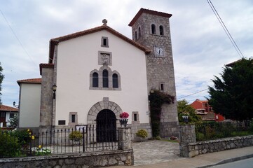 Fototapeta na wymiar Igreja no povoado de Nueva no Caminho de Santiago (rota norte) / Espanha