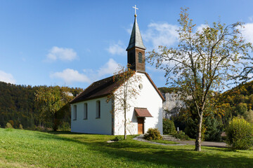 Fototapeta na wymiar St. Agatha-Kapelle bei Neidingen (Gemeinde Beuron) im Oberen Donautal im Landkreis Sigmaringen
