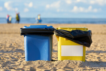 Mülltonnen am Strand von Swinemünde in Polen für die Sauberkeit des Strandes