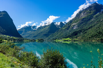 Fototapeta na wymiar Urlaub in Süd-Norwegen: Schöne Landschaft mit See Oldevatnet im Oldendalen Nähe Olden Briksdalsbre