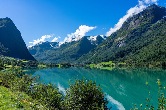 Urlaub in S&uuml;d-Norwegen: Sch&ouml;ne Landschaft mit See Oldevatnet im Oldendalen N&auml;he Olden Briksdalsbre