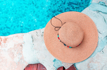 Sombrero junto a la piscina de un resort