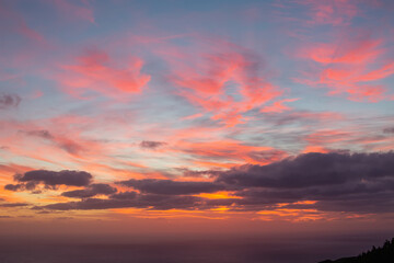 Fototapeta na wymiar Beautiful colorful sunset sky over the ocean