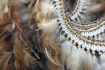 Ethnoschmuck mit Federn, Muscheln und Perlen - ethno decoration with feathers, sea-shells and pearls