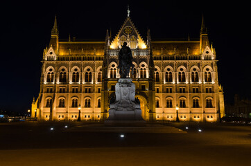 Obraz premium Hungarian parliament building illuminated at night, Budapest, Hungary