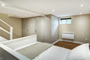 Beautiful renovated townhouse in a row with bathroom, bedrooms, new kitchen, new floors, all white painted, finished basement