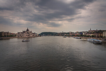 Naklejka premium Budapest city skyline with the Hungarian Parliament and Danube River at sunset, Budapest, Hungary