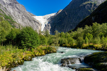 Fototapeta na wymiar Sichtbarer Klimawandel: Wasserfall / Fluß des sich zurückziehenden Gletschers 