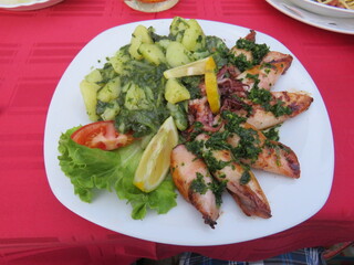 gegrillter Tintenfisch mit Kartoffeln auf einem Teller