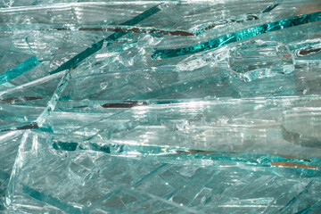 Gesprungenes und gesplittertes Flachglas zur wiederverwertung im Container
