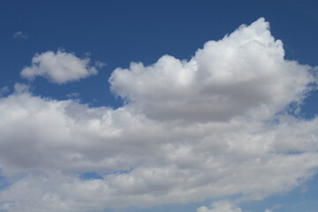 Obraz premium an afternoon thick cloud deck arrives in an otherwise clear blue sky