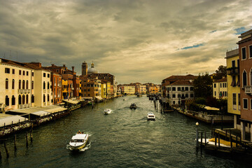 Fototapeta na wymiar Barcas en Venecia