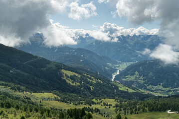 Panorama Talblick vom Venet Gebirge auf den Fluss Inn / Österreich Fließ