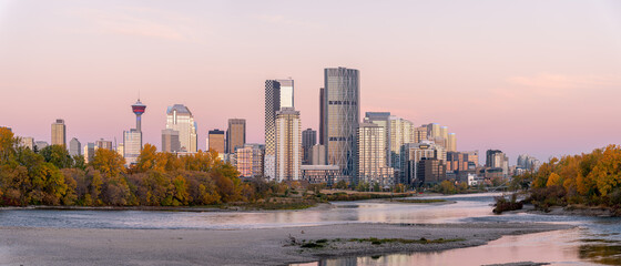 Fototapeta premium Calgary's skyline along the Bow River in autumn.