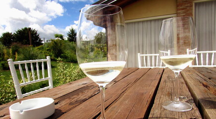 Coppia di calici di champagne ad un party estivo