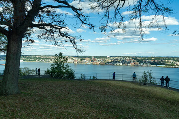 Alpine, NJ / United States - Oct. 3, 2020: a landscape view of tourists enjoying the scenic Alpine Overlook. The overlook offers views of city of Yonkers and the Hudson River. - obrazy, fototapety, plakaty