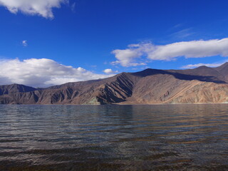 Beautiful lake and magnificent blue skies and mountains, Pangong tso (Lake), Durbuk, Leh, Ladakh, Jammu and Kashmir, India