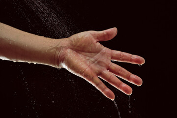 Fototapeta na wymiar シャワーを受けている手のひらのイメージ
