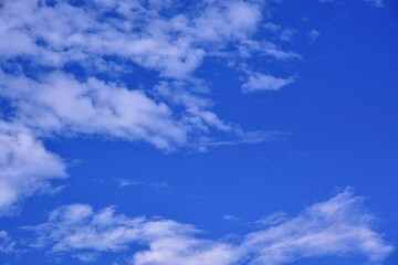 Fototapeta premium 流れる浮雲のある青空