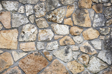 Ściana z naturalnego kamienia jako tło do projektu