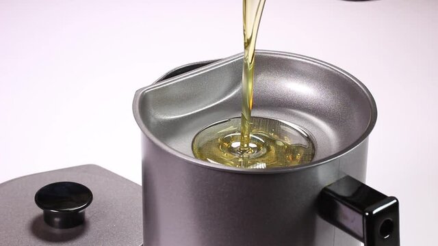 オイルポットで油を濾す