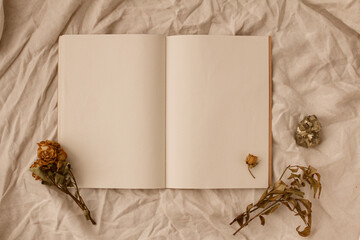 空白のノートとバラのドライフラワーと鉱物