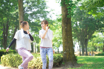 Fototapeta premium ウォーキングする女性たち 