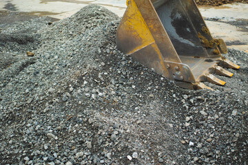 砂利の山とショベルカーのバケット