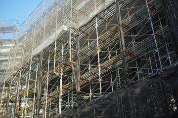 中層ビルの周囲に設置された仮設足場