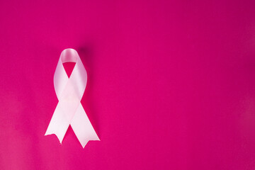 lazo rosado en fondo fucsia del cáncer de mama