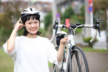 ヘルメットを被る女性