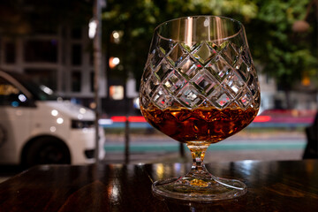 Weinbrand / Cognac steht auf dem Tisch eines Berliner Restaurants