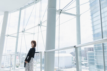Fototapeta premium オフィス街の女性