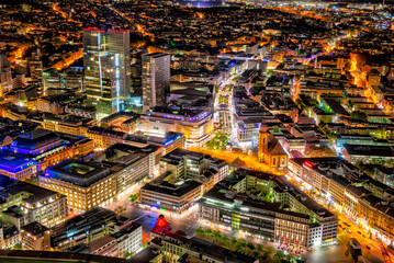 Die Innenstadt von Frankfurt am Main bei Nacht aus der Vogelperspektive