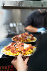 Patatas con huevo, trufa y jamón