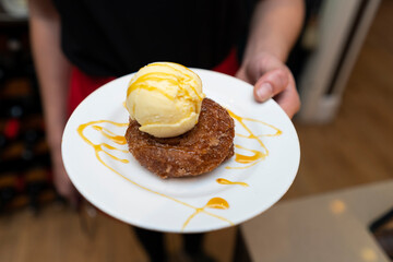 postre frito con helado de vainilla y miel