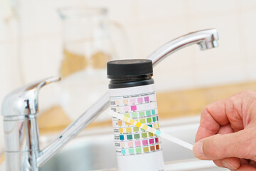 Checking the quality of tap water with a water test kit