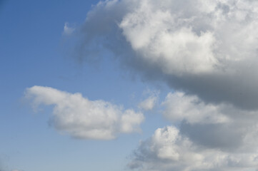 Obraz premium White clouds cumulus floating on blue sky for backgrounds concept