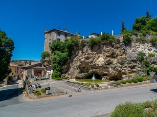 Creissels, village médiéval au pied des falaises du causse du Larzac en Aveyron.	
