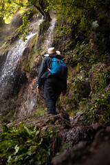 junge Frau erkundet die Uracher Wasserfälle in Bad Urach auf der Schwäbischen Alb