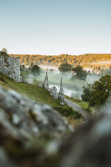 Steinerne Jungfrauen im Eselsbruger Tal bei Heidenheim. Früh am Morgen mit Nebel über der Brenz