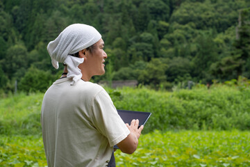 タブレットPCで農業する男性
