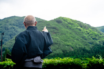 浴衣姿の中高年男性
