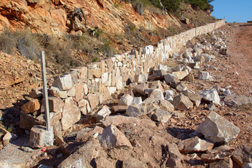 Construcción de una pared de piedra arreglada. Valencia. España