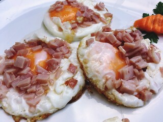 Huevos fritos con bacon para desayunar. Huevos fritos con aceite de oliva servidos en un restaurante de Rupea, Rumanía.