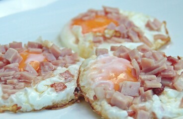 Huevos fritos con bacon para desayunar. Huevos fritos con aceite de oliva servidos en un restaurante de Rupea, Rumanía.
