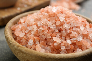 Fototapeta na wymiar Pink himalayan salt in wooden bowl on table, closeup